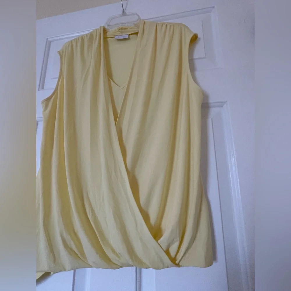 New York and Company size large yellow top - Picture 6 of 7